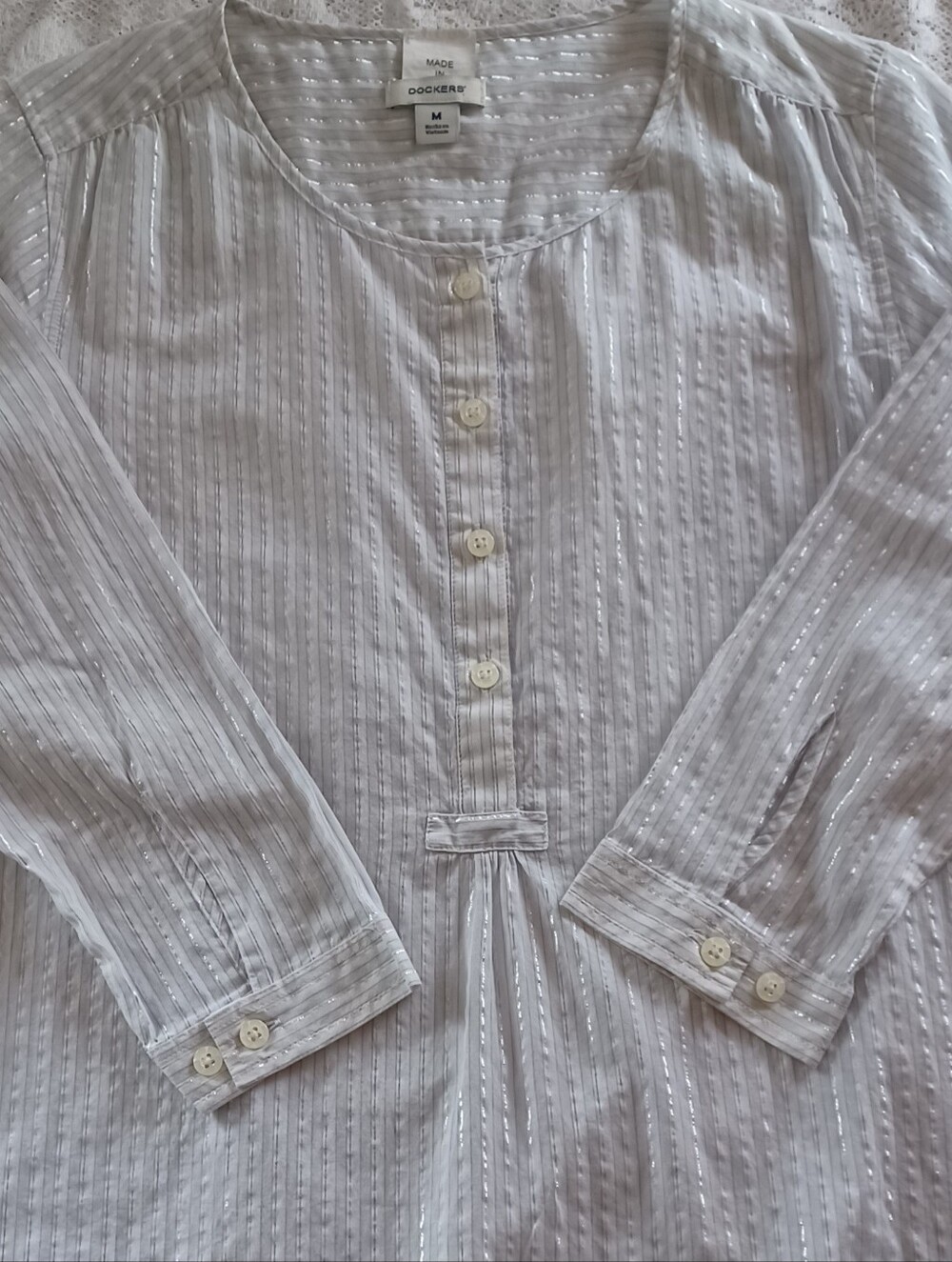 WOMEN'S DOCKERS HENLEY-STYLE 4-BUTTON PLACKET VERTICAL STRIPED BLOUSE MEDIUM